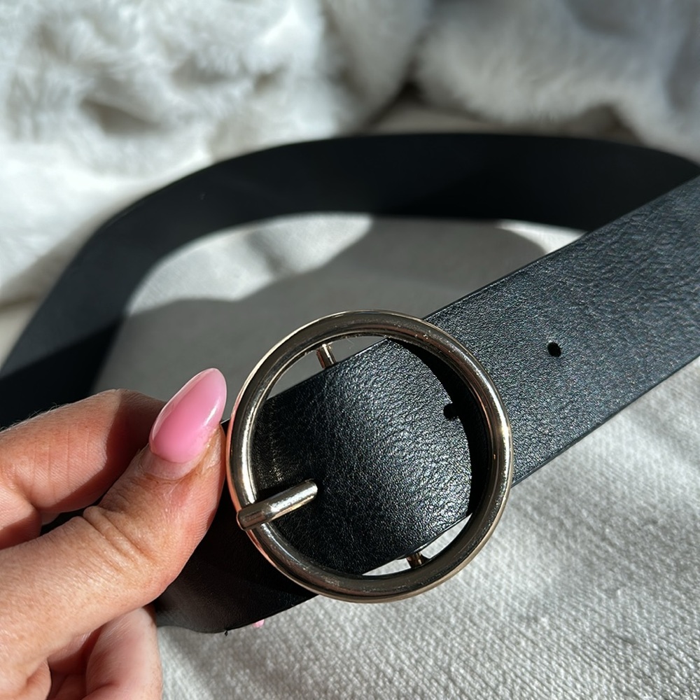 Brandy Melville Gold Belt - Picture 2 of 2